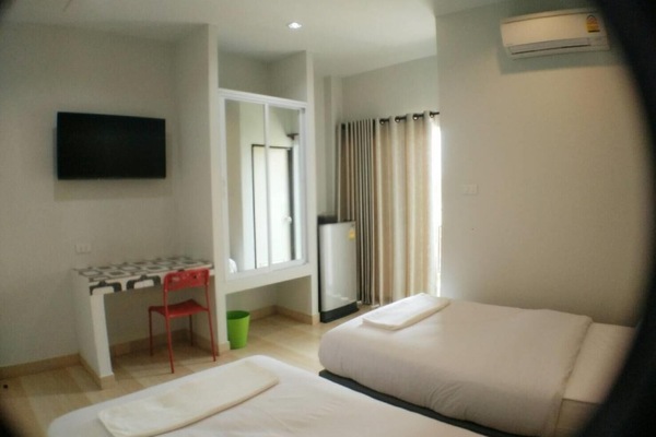 Desk, blackout drapes, free WiFi, bed sheets