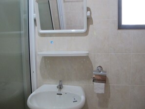 Deluxe Double Room | Bathroom | Shower, free toiletries, towels - Phuendernthang Resort (Tha Chang)