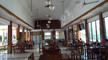 Se sirven desayunos, comidas, cenas y cocina local e internacional