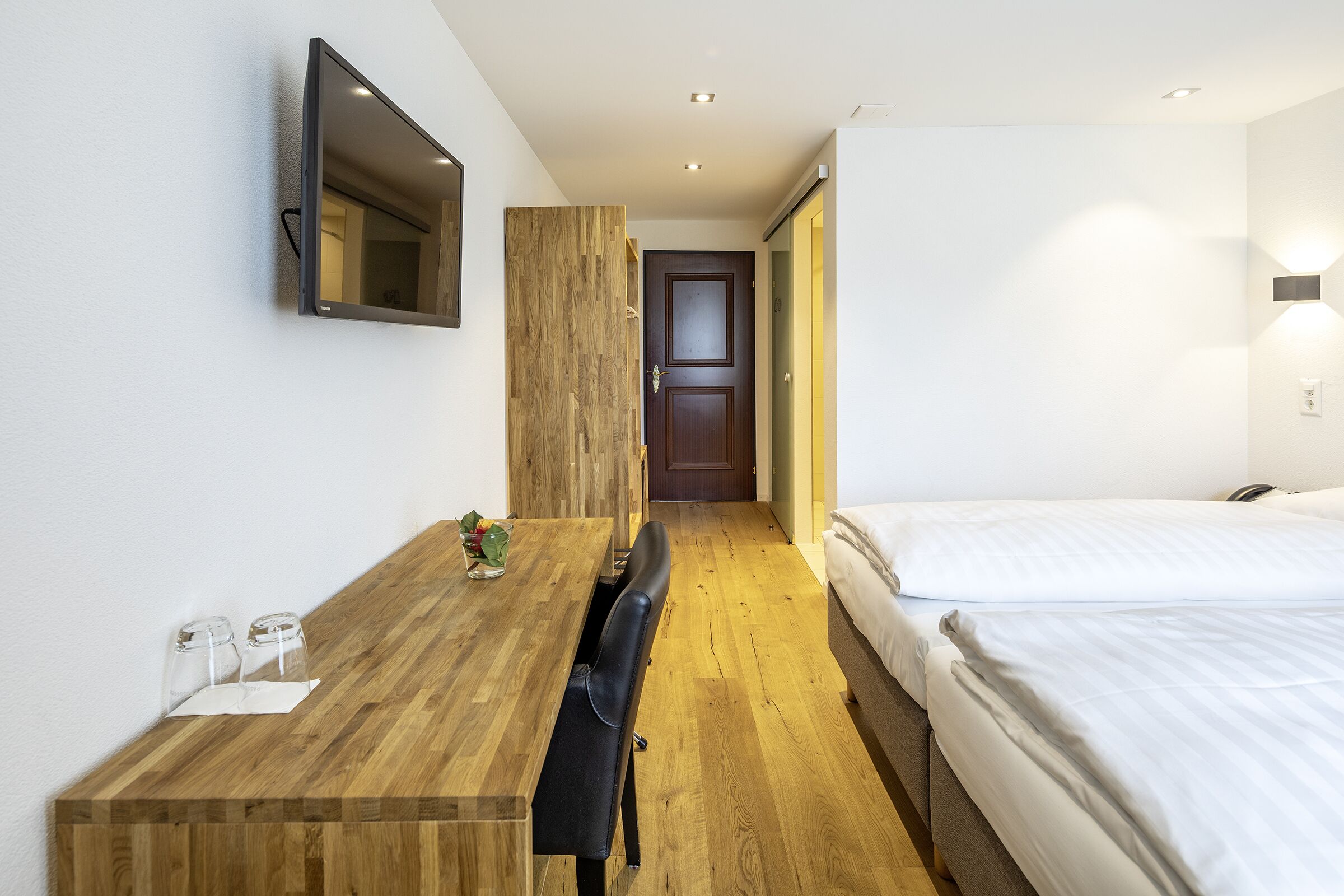 comfort single room | desk, blackout curtains, soundproofing, cots/infant beds