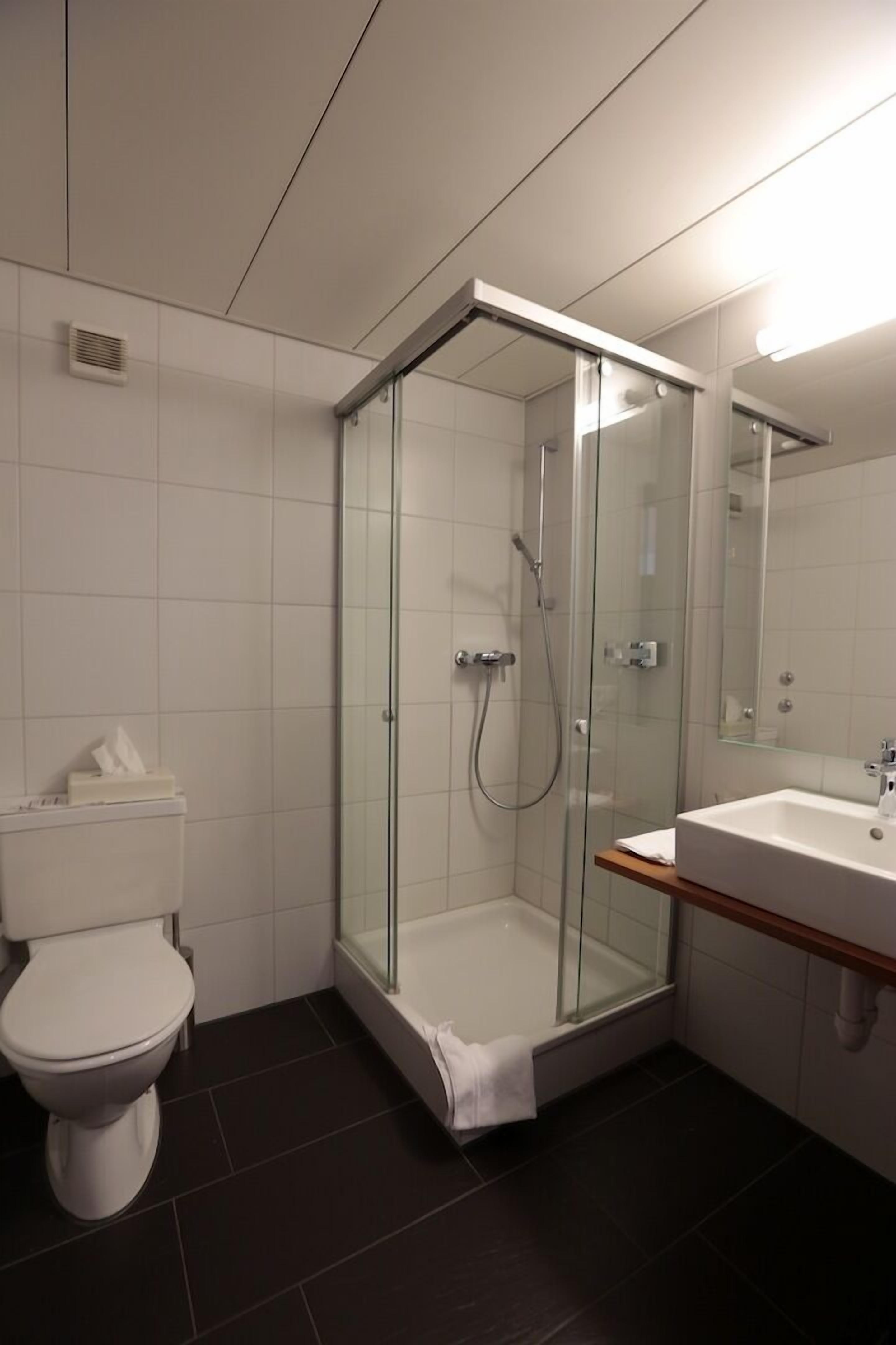 budget double room | bathroom | free toiletries, hair dryer, towels