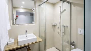 Habitación individual clásica | Baño | Artículos de higiene personal gratuitos, secador de pelo y toallas