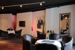 Petit déjeuner et dîner servis sur place, spécialités Cuisine régionale