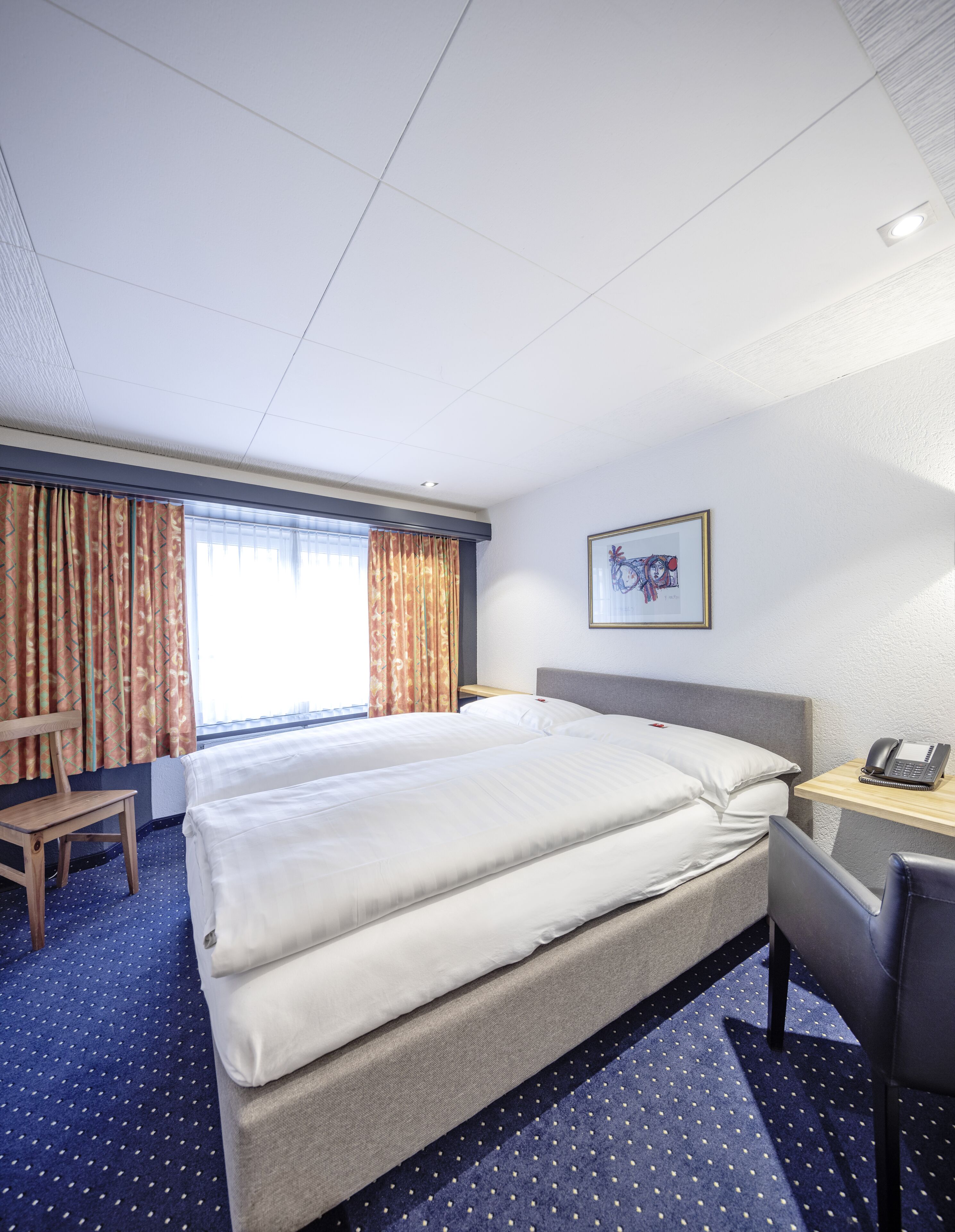 budget double room | desk, blackout curtains, soundproofing, cots/infant beds