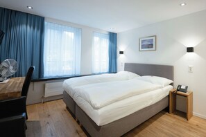 Bureau, rideaux occultants, chambres insonorisées