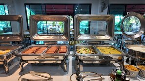 Daily cooked-to-order breakfast (THB 150 per person)