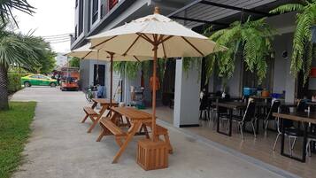 Breakfast, lunch, dinner served; Thai cuisine