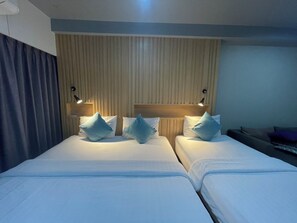 Deluxe Triple Room | Individually decorated, blackout drapes, rollaway beds, free WiFi - Bangkok Boutique Resort Rangsit (Thanyaburi)