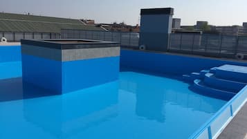 Piscina externa sazonal, funciona das 10h às 20h, espreguiçadeiras