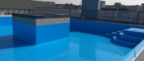 Piscine extérieure (ouverte en saison), chaises longues