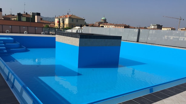 Seasonal outdoor pool, open 10:00 AM to 8:00 PM, pool loungers - City House Sant'Orsola (Bologna)