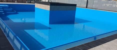 Piscine extérieure (ouverte en saison), chaises longues