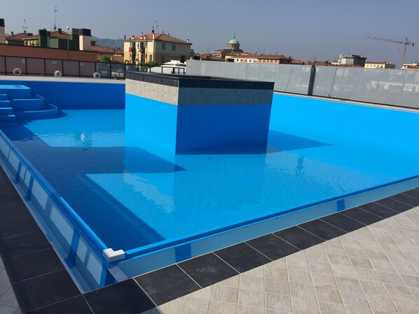 Piscine extérieure (ouverte en saison), chaises longues