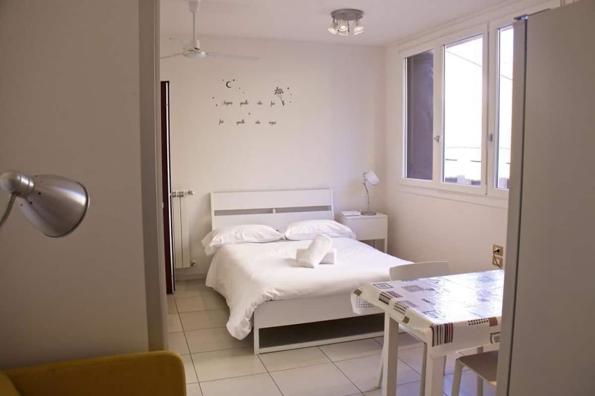 Studio | Desk, iron/ironing board (on request), free WiFi