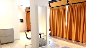 Desk, iron/ironing board (on request), free WiFi - City House Sant'Orsola (Bologna)