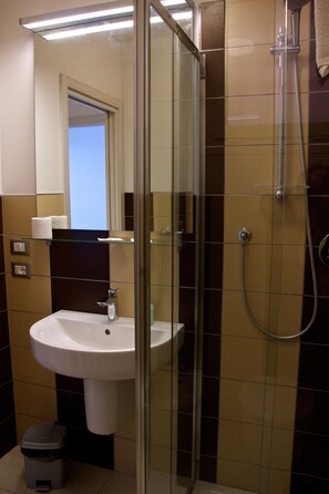 Apartment, 2 Schlafzimmer | Badezimmer | Dusche, kostenlose Toilettenartikel, Handtücher