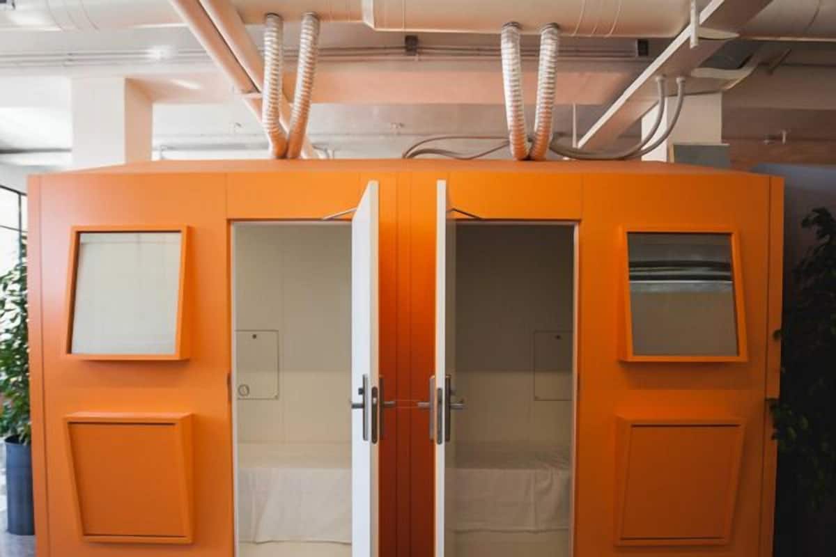 Capsule Single Room with Shared Bathroom | 高档床上用品、羽绒被、办公桌、遮光窗帘