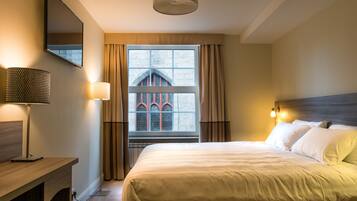 Premium bedding, desk, iron/ironing board, free WiFi