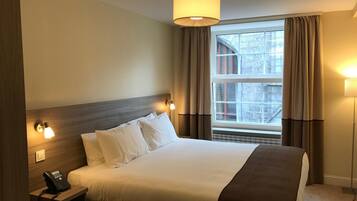 Premium bedding, desk, iron/ironing board, free WiFi