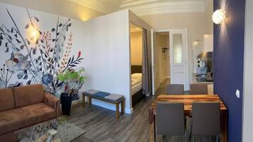 City-Apartment, 1 Schlafzimmer, Küche, Stadtblick (Reichsratsstrasse 17) | Wohnbereich | 80-cm-Flachbildfernseher mit Kabelempfang, Fernseher