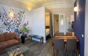 City Apartment, 1 Bedroom, Kitchen, City View (Reichsratsstrasse 17) | Living area | 80-cm flat-screen TV with cable channels, TV - KH Apartments (Vienna)