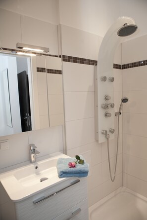 City Apartment, 1 Bedroom, Kitchen, City View (Reichsratsstrasse 17) | Bathroom