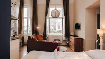 2 bedrooms, Egyptian cotton sheets, premium bedding, blackout curtains