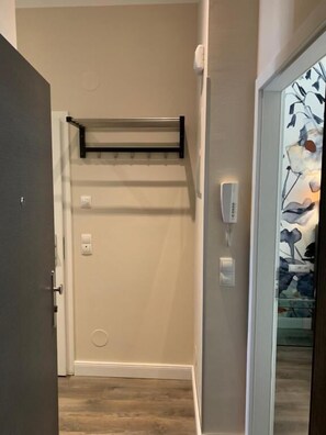 Apartamento urbano, 1 quarto, cozinha, vista para a cidade (Reichsratsstrasse 17) | Área de estar | TV de tela plana 80 cm com canais a cabo, TV