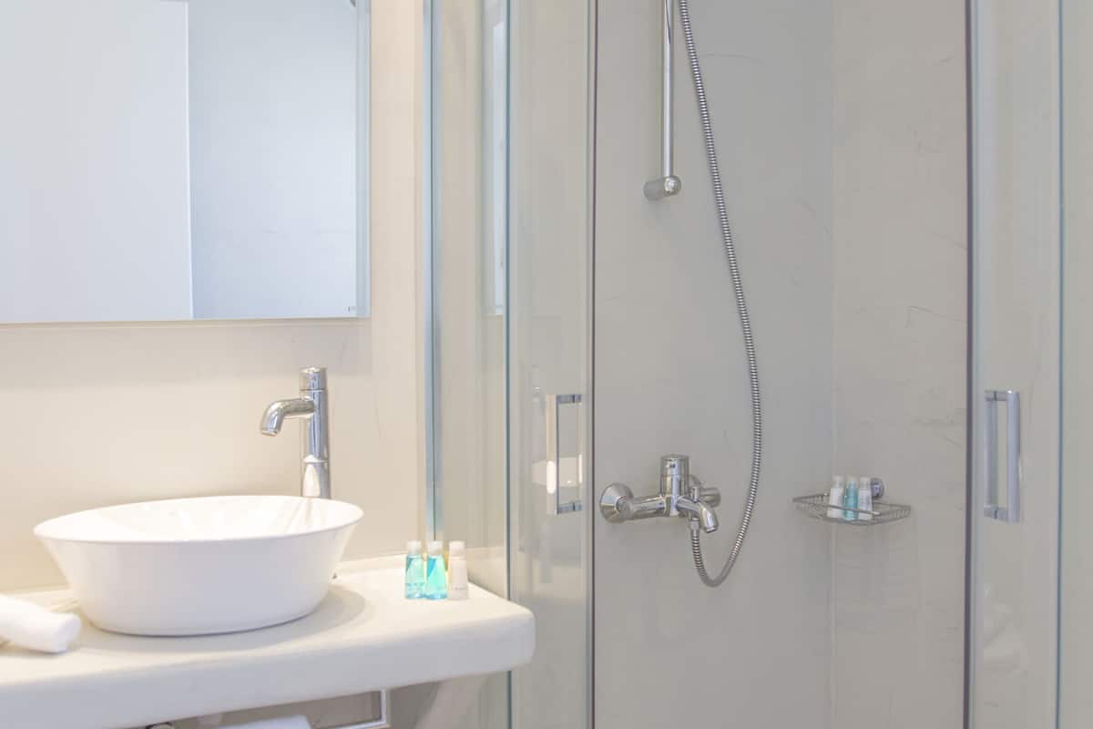 superior suite, hot tub, sea view | bathroom | shower, eco-friendly toiletries, hair dryer, slippers