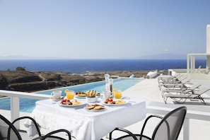 Piscine extérieure, parasols de plage, chaises longues