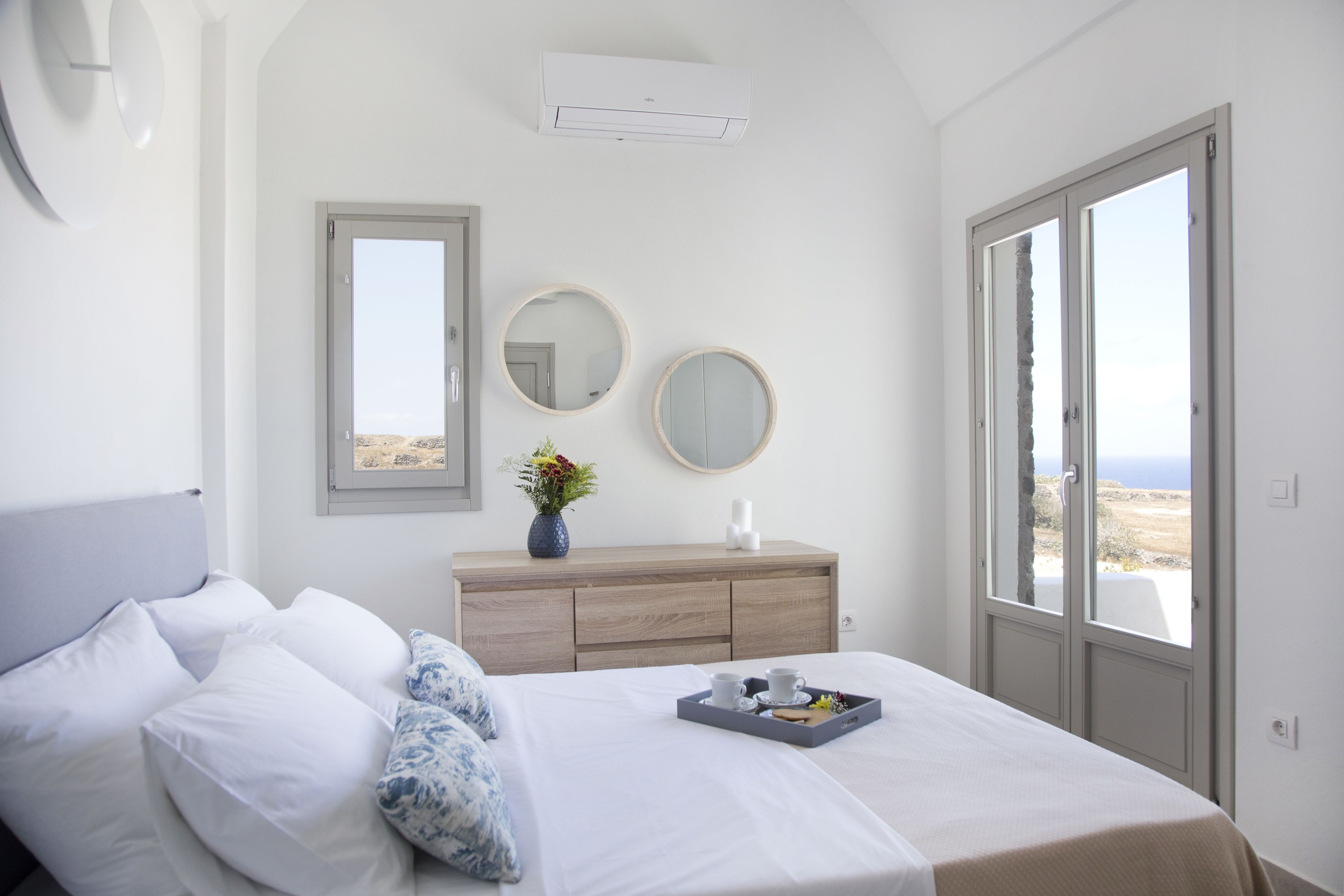 honeymoon suite, hot tub, sea view | minibar, in-room safe, desk, soundproofing