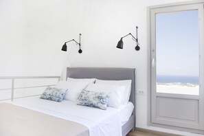 Dúplex, vistas al mar | Ropa de cama hipoalergénica, minibar, caja fuerte y escritorio