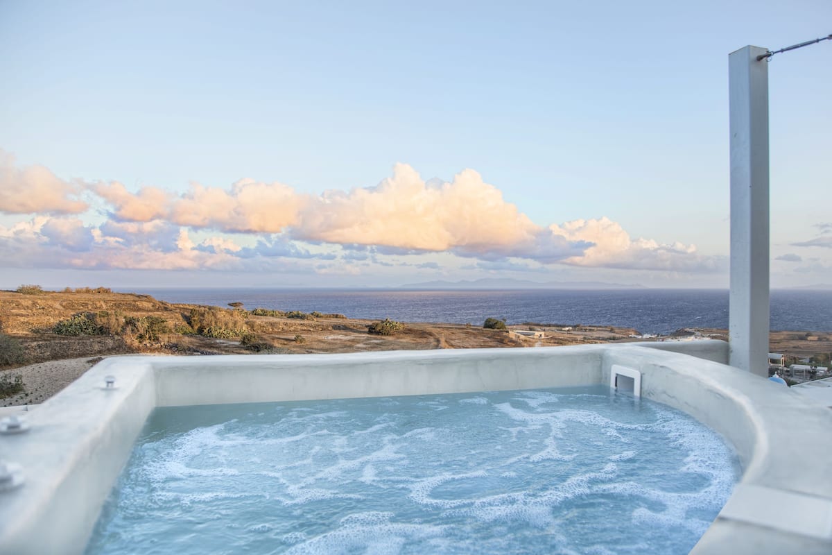 Un jacuzzi con vista al océano y un cielo despejado.
