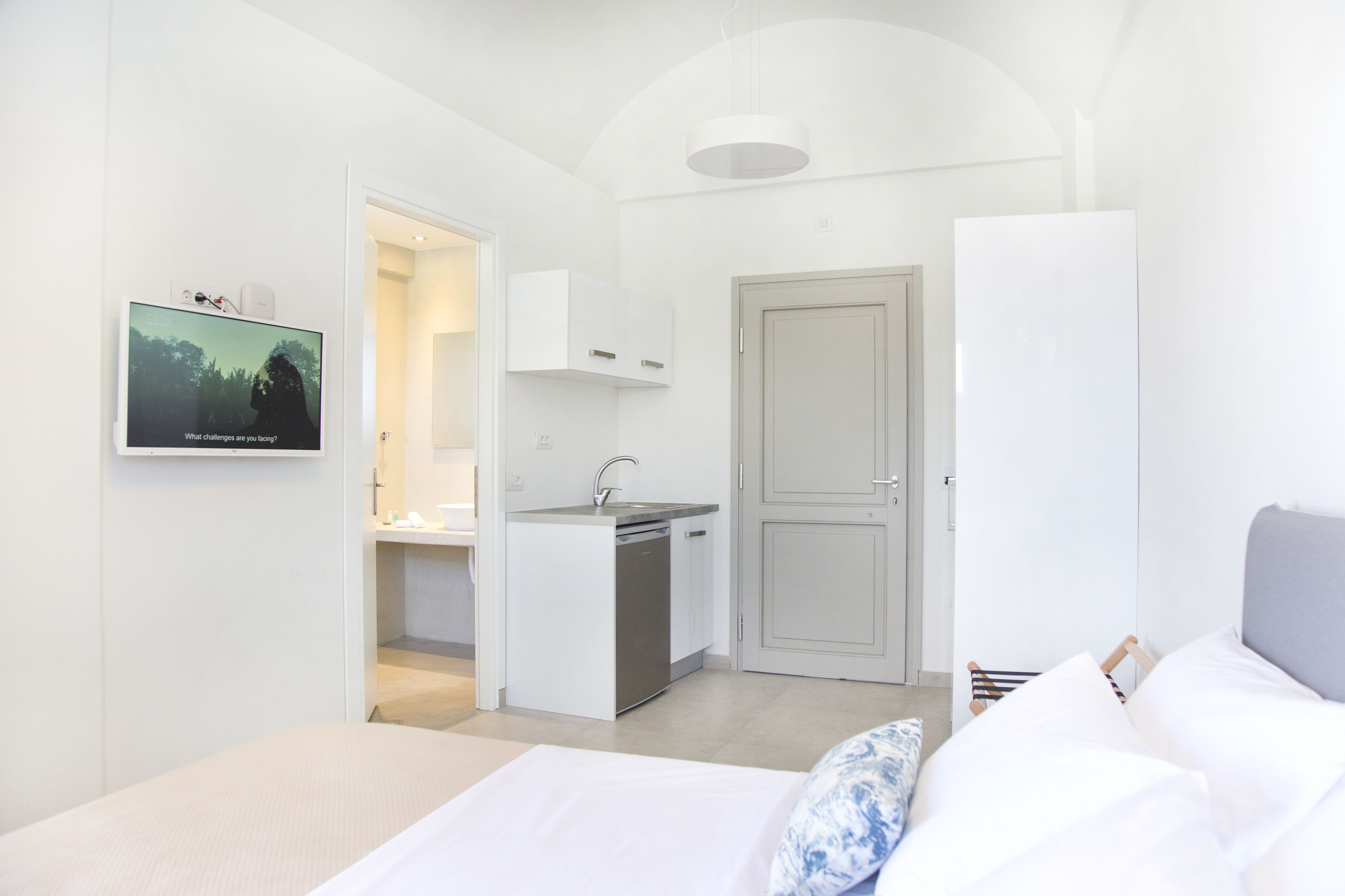 honeymoon suite, hot tub, sea view | minibar, in-room safe, desk, soundproofing