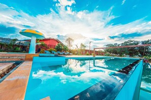 Outdoor pool - Royal Emerald River View Resort (Nyaung-U)