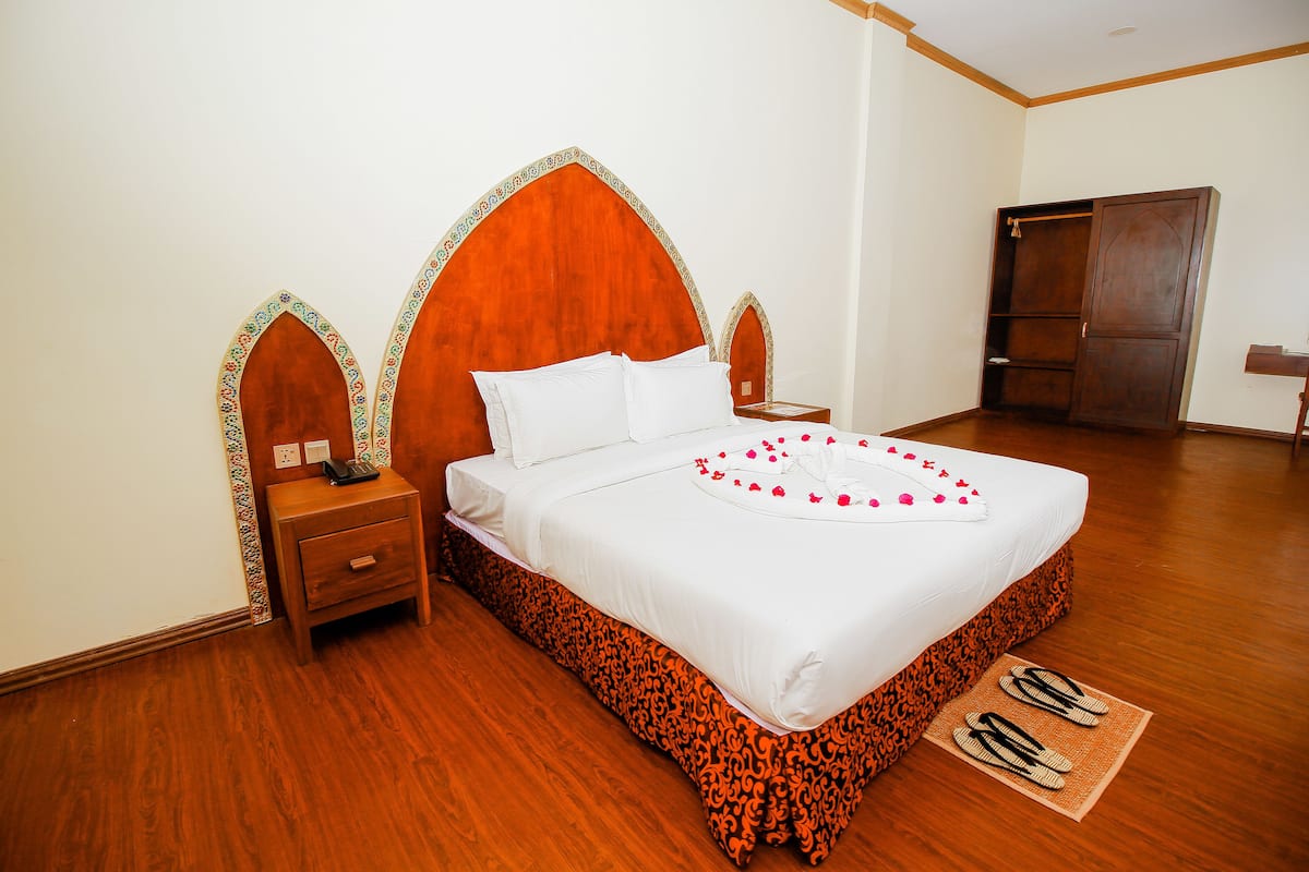 Premium bedding, minibar, in-room safe, desk