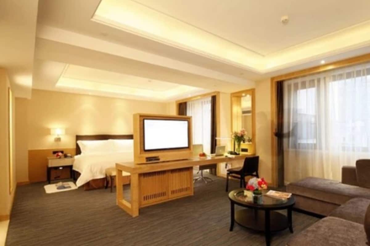 Executive Double Room | Minibar, in-room safe, desk, blackout curtains