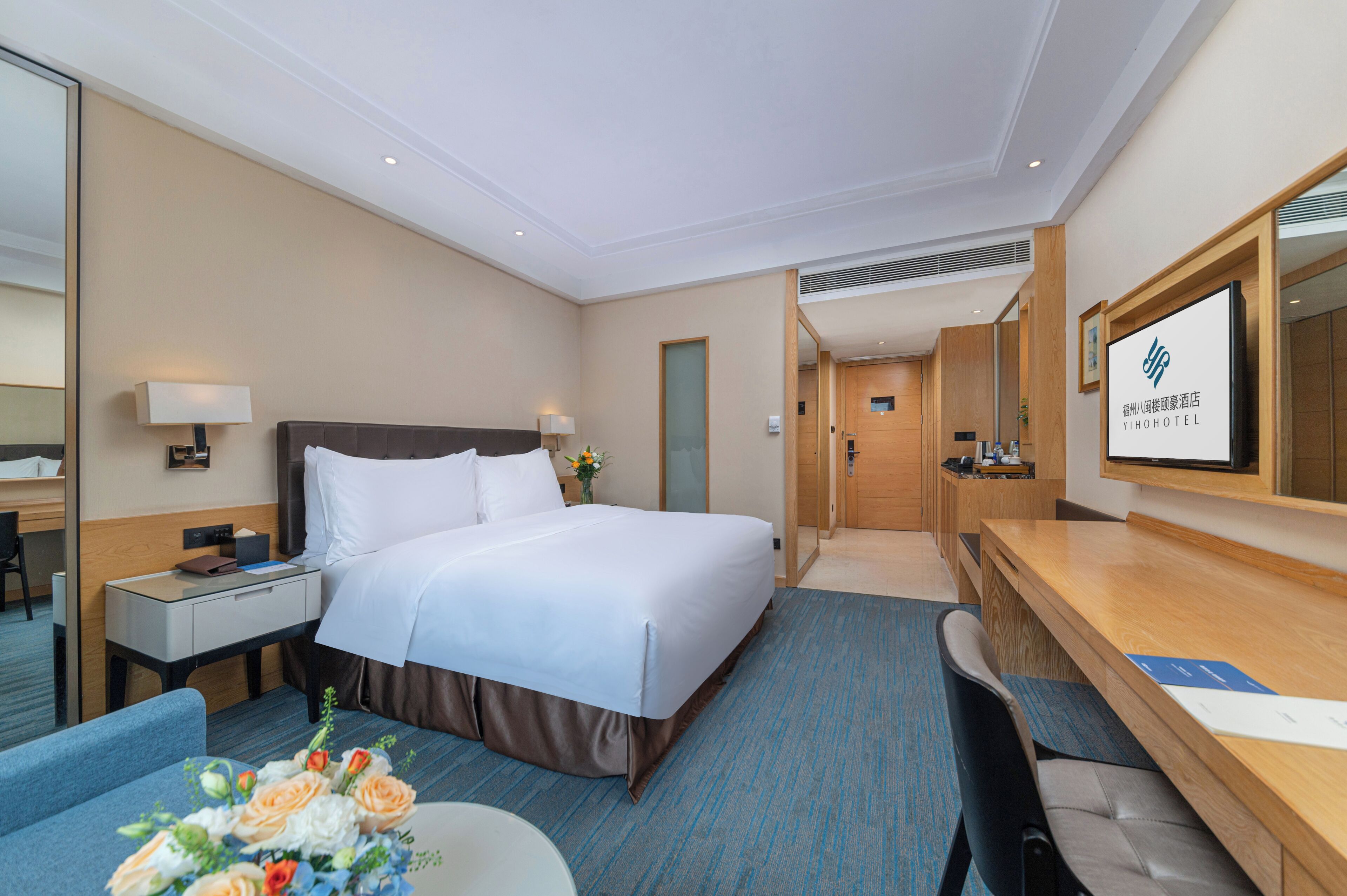 Superior-Zimmer, Terrasse, Blick auf den Innenhof | Hochwertige Bettwaren, Minibar, Zimmersafe, Schreibtisch