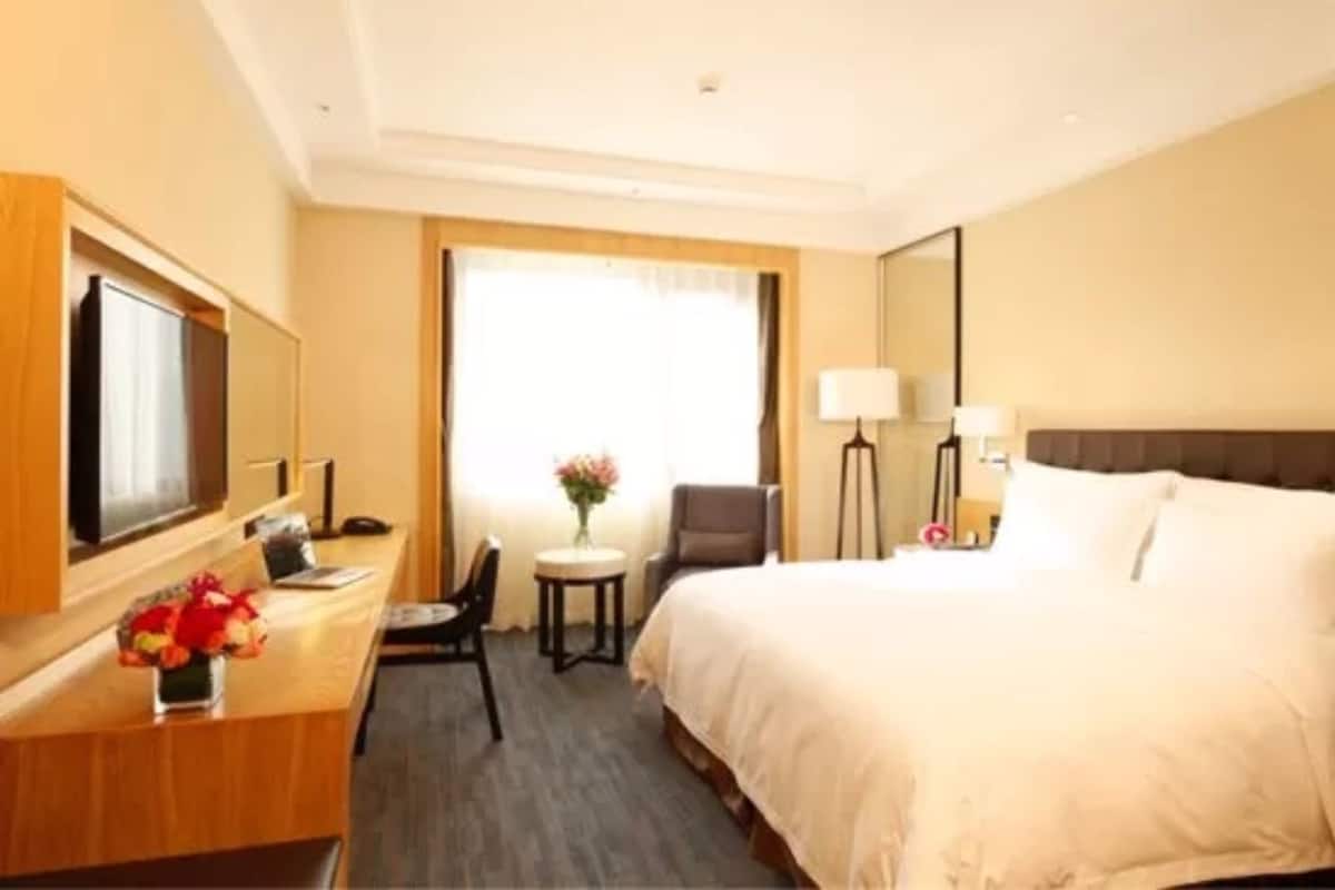 Business Double Room | Minibar, in-room safe, desk, blackout curtains