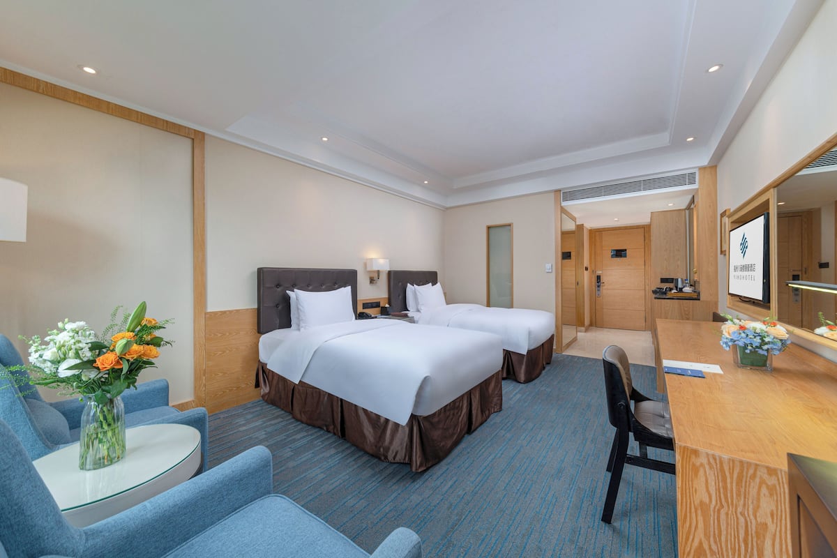 Premium bedding, minibar, in-room safe, desk