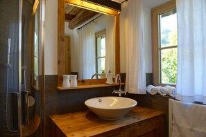 ดีลักซ์อพาร์ทเมนท์, เตียงควีนไซส์ 2 เตียง, ห้องครัว, วิวภูเขา | อ่างล้างมือ