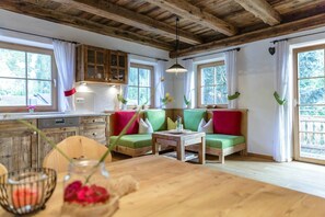 Appartement Deluxe, 2 grands lits, cuisine, vue sur la montagne | Salle de séjour | Téléviseur à écran plat