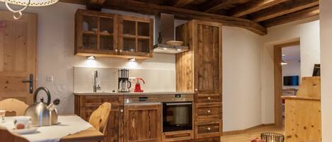 Fridge, coffee/tea maker