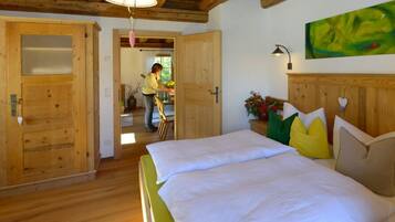 Deluxe appartement, 2 queensize bedden, keuken, uitzicht op bergen | Kamervoorziening