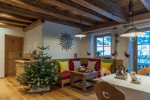 ดีลักซ์อพาร์ทเมนท์, เตียงควีนไซส์ 2 เตียง, ห้องครัว, วิวภูเขา | บริเวณนั่งเล่น | ทีวีจอแบน