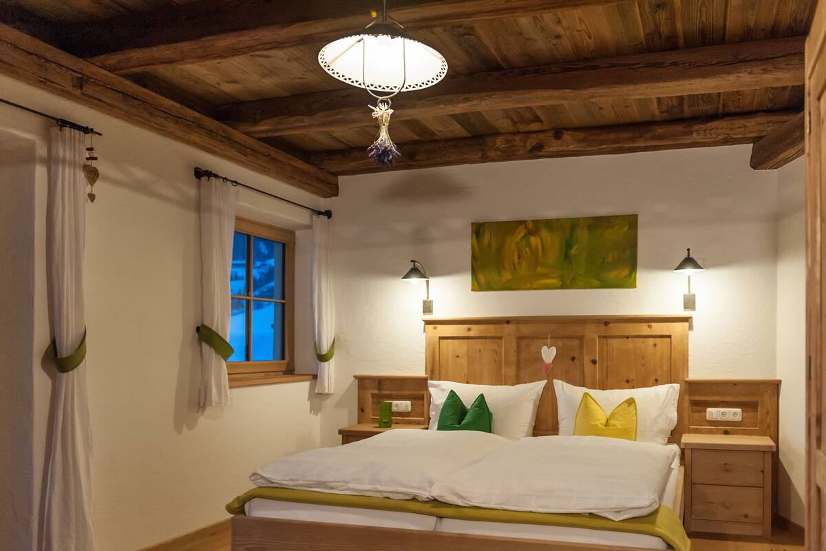 Appartamento Deluxe, 2 letti queen, cucina, vista montagna | Biancheria da letto di alta qualità, insonorizzazione