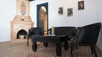 Suite | Desk, free WiFi, bed sheets