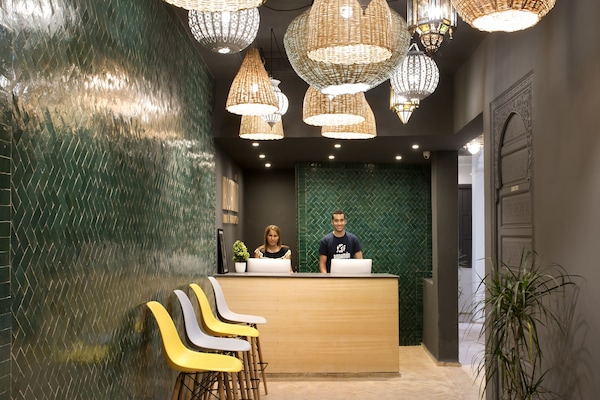 Kios check-in/check-out