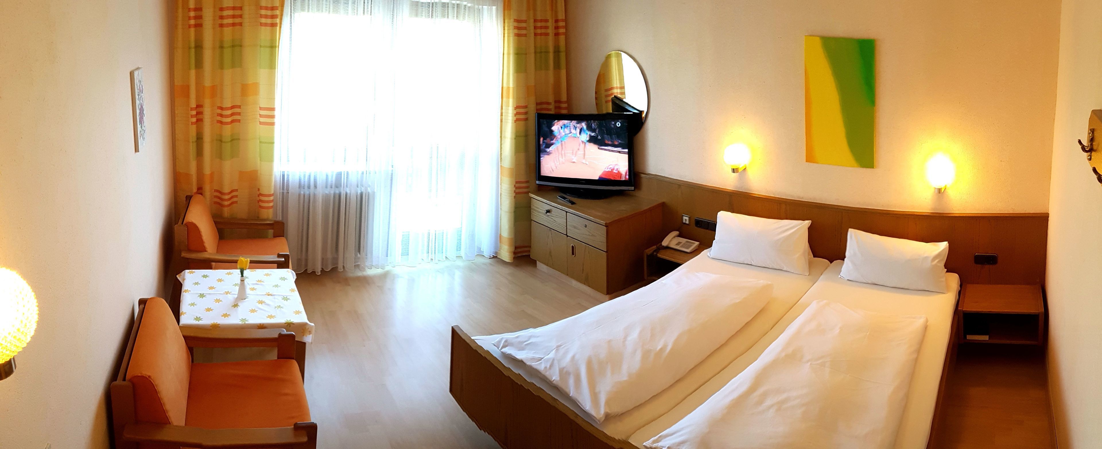 Standard-Doppelzimmer, Balkon | Zimmersafe, Schreibtisch, schallisolierte Zimmer, kostenloses WLAN