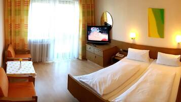 Habitación estándar doble, balcón | Caja fuerte, escritorio, sistema de insonorización y wifi gratis